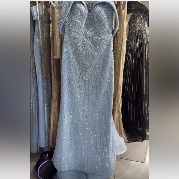 Elegant light Blue Beaded Evening Gown made in Turkey, NOT tarik ediz - Picture 5 of 6